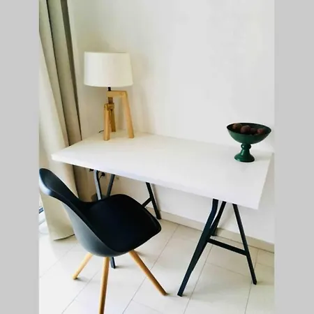 Apartamento Large Family Retro Flat In Center- Large Terrace & Garden View, Free Parking *