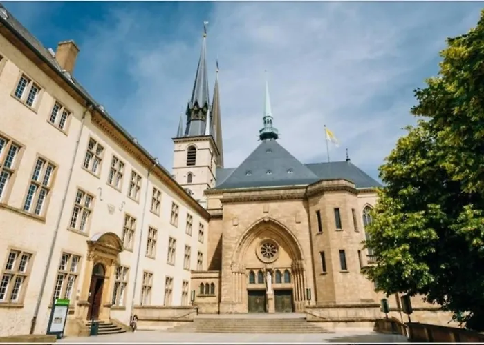 Large Family Retro Flat In Center- Large Terrace & Garden View, Free Parking Apartamento