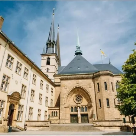 Large Family Retro Flat In Center- Large Terrace & Garden View, Free Parking Daire