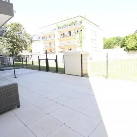Large Family Retro Flat In Center- Large Terrace & Garden View, Free Parking Apartment *