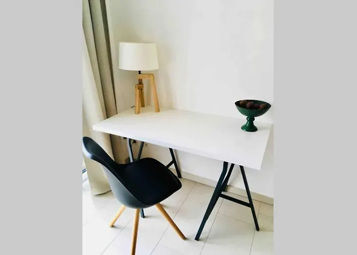 Lägenhet Large Family Retro Flat In Center- Large Terrace & Garden View, Free Parking *