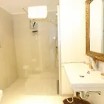 Apartament Large Family Retro Flat In Center- Large Terrace & Garden View, Free Parking *