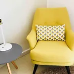 Large Family Retro Flat In Center- Large Terrace & Garden View, Free Parking