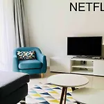 Large Family Retro Flat In Center- Large Terrace & Garden View, Free Parking