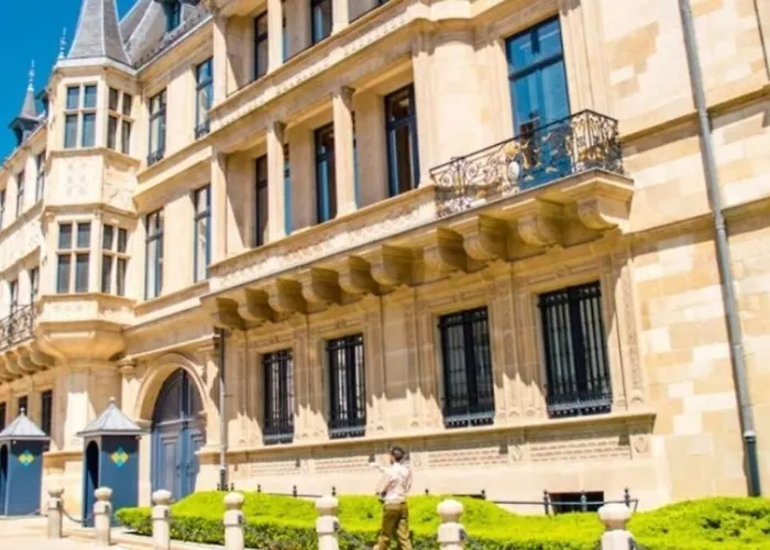 Large Family Retro Flat In Center- Large Terrace & Garden View, Free Parking